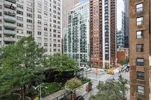 305 E 40th St, New York City, NY 10017 - Photo 7