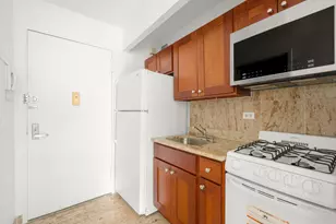 347 W 57th St, New York, NY 10019 - Photo 3