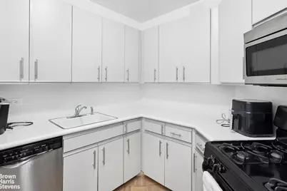 200 E 61st Street #11D, New York, NY 10065 - Photo 9