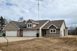 911 Carter Cir, Eveleth, MN 55734 - Photo 1
