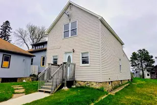 326 5th St SW, Chisholm, MN 55719 - Photo 1