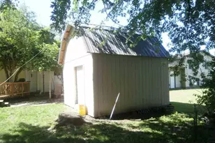 324 NE 8th St, Chisholm, MN 55719 - Photo 29