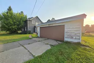 702 NW 6th St, Chisholm, MN 55746 - Photo 3