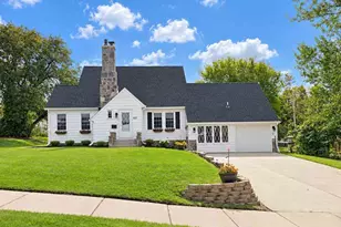 621 NW 4th St, Chisholm, MN 55719 - Photo 1
