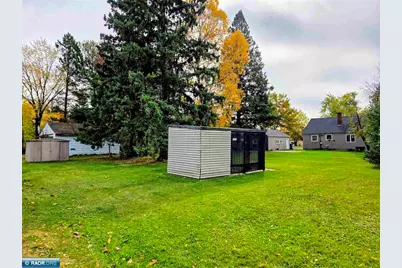 1945 E 26th St, Hibbing, MN 55746 - Photo 9