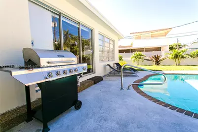 951 Washington, Hollywood, FL 33019 - Photo 3