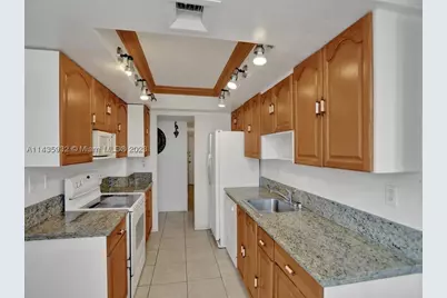18051 Biscayne #304, Aventura, FL 33160 - Photo 13