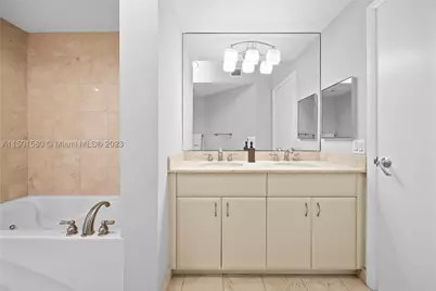 6365 Collins #4106, Miami Beach, FL 33141 - Photo 19