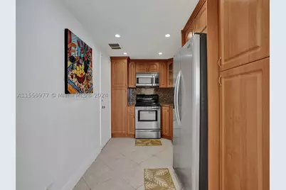 5005 Collins #725, Miami Beach, FL 33140 - Photo 7