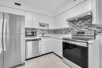 5151 Collins #925, Miami Beach, FL 33140 - Photo 11