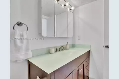600 Parkview #422(+DEN), Hallandale, FL 33009 - Photo 11