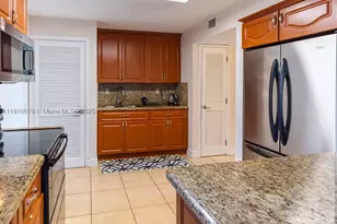 9110 Fontainebleau, Miami, FL 33172 - Photo 9