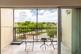9110 Fontainebleau, Miami, FL 33172 - Photo 23