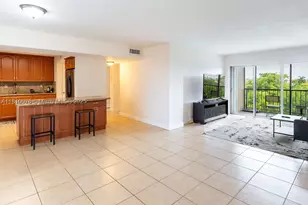 9110 Fontainebleau, Miami, FL 33172 - Photo 3