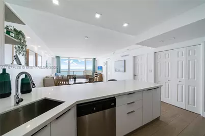 5601 Collins #1011, Miami Beach, FL 33140 - Photo 7