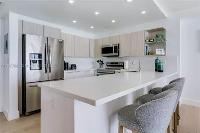 5601 Collins #1011, Miami Beach, FL 33140 - Photo 11