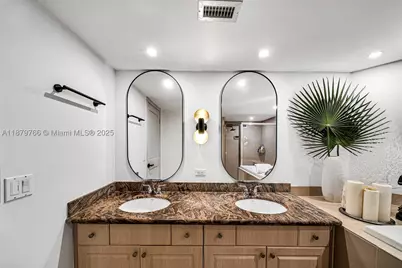 5600 Collins #12E, Miami Beach, FL 33140 - Photo 33