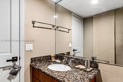 5600 Collins #12E, Miami Beach, FL 33140 - Photo 41
