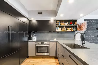 5600 Collins #12E, Miami Beach, FL 33140 - Photo 9