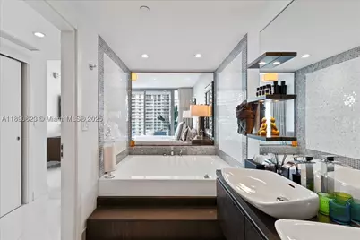 200 Biscayne Boulevard #3608, Miami, FL 33131 - Photo 15