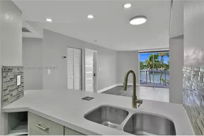 5880 Collins #403, Miami Beach, FL 33140 - Photo 9