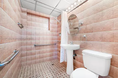 682 W 37th, Hialeah, FL 33012 - Photo 13