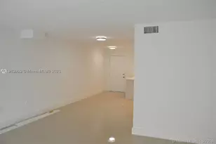 9375 Fontainebleau, Miami, FL 33172 - Photo 9