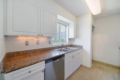 5900 Collins #506, Miami Beach, FL 33140 - Photo 5
