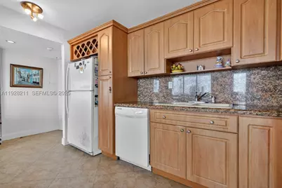 7135 Collins #1015, Miami Beach, FL 33141 - Photo 9