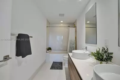 121 NE 34th #902, Miami, FL 33137 - Photo 3