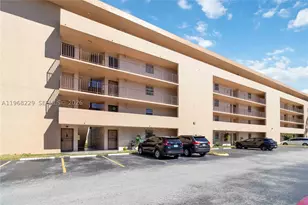 8895 Fontainebleau, Miami, FL 33172 - Photo 21