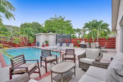 208 SW 2nd, Hallandale Beach, FL 33009 - Photo 15