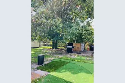 952 E 19th, Hialeah, FL 33013 - Photo 11