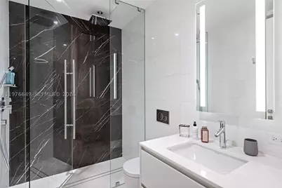 300 Biscayne Blvd #1605, Miami, FL 33131 - Photo 17