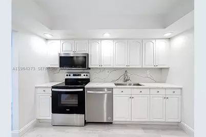 1000 Parkview #121, Hallandale Beach, FL 33009 - Photo 5
