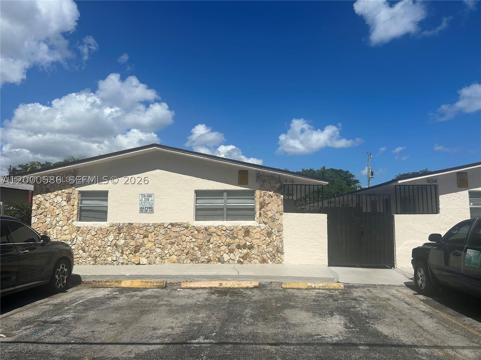 916 SW 10th main architectural view