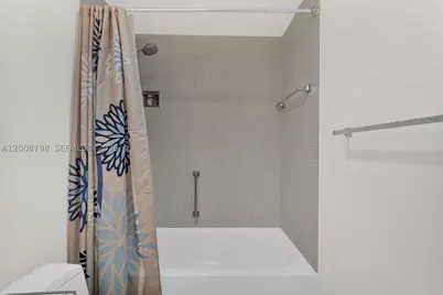 5825 Collins #2E, Miami Beach, FL 33140 - Photo 21