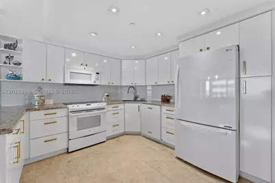 5225 Collins #1519, Miami Beach, FL 33140 - Photo 5