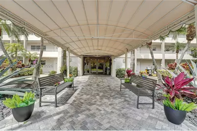 575 Oaks #508, Pompano Beach, FL 33069 - Photo 3