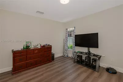 395 W 39th, Hialeah, FL 33012 - Photo 17