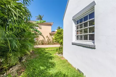 228 SW 23rd #FRONT, Miami, FL 33129 - Photo 9