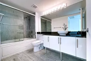 31 SE 5th, Miami, FL 33131 - Photo 11
