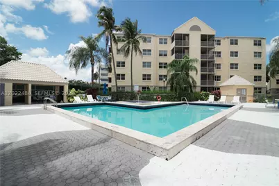 8245 Lake #308, Doral, FL 33166 - Photo 17