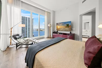 900 Brickell Key #1801, Miami, FL 33131 - Photo 17