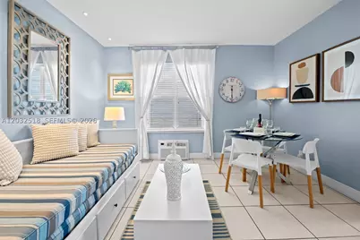 3030 Collins #4E, Miami Beach, FL 33140 - Photo 3