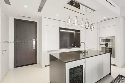 300 Biscayne Boulevard #3305W, Miami, FL 33131 - Photo 9