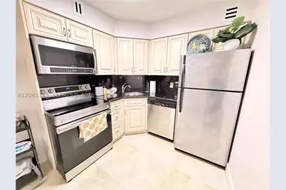5225 Collins #914, Miami Beach, FL 33140 - Photo 15