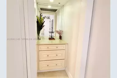 5225 Collins #914, Miami Beach, FL 33140 - Photo 23