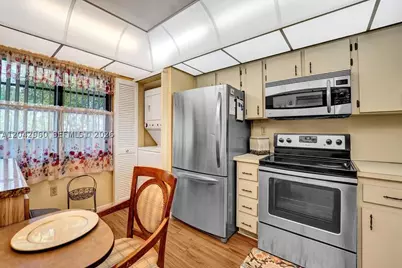 1000 Colony Point #422, Pembroke Pines, FL 33026 - Photo 3