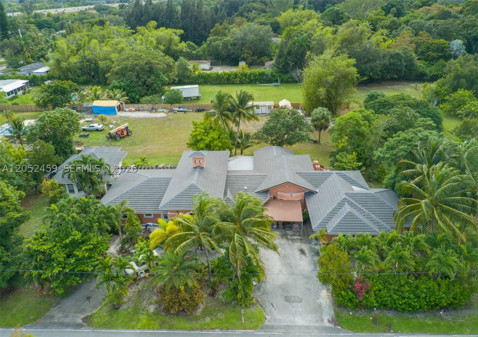 5400 Palm Tree main architectural view